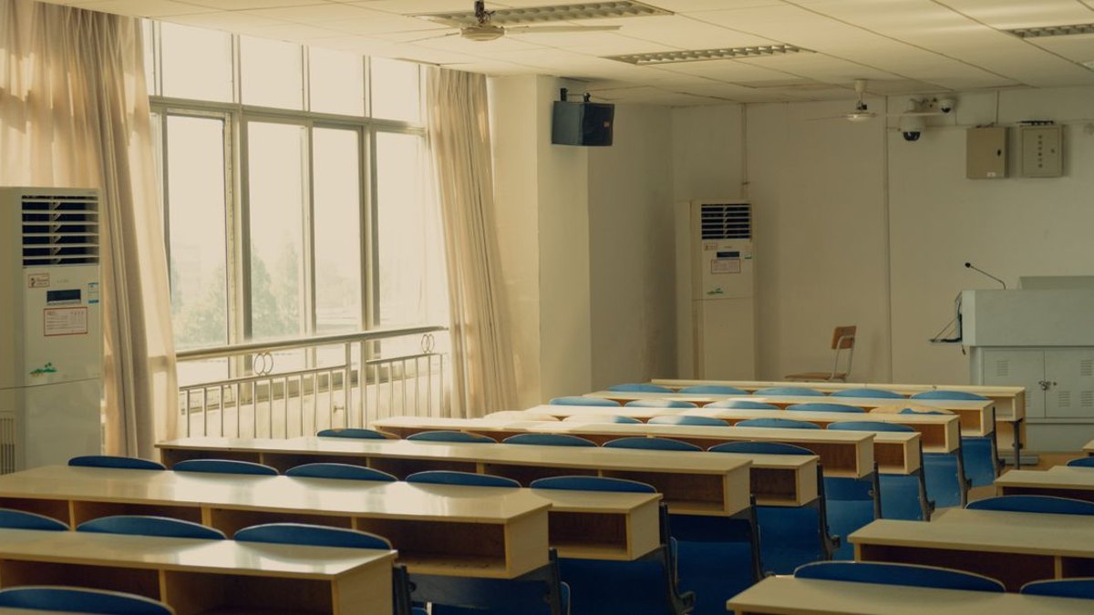 국내외 기능의학 관련 학회는 어떻게 나뉘어 있는가? — 기능의학이라는 이름이 붙은 학회는 국내에도 하나가 아닙니다. 세부 분야에 따라 성격이 달라, 기능의학 학회 선택에 앞서 이 지형… · 사진: An empty lecture room with rows of desks and chairs, illuminated by n…