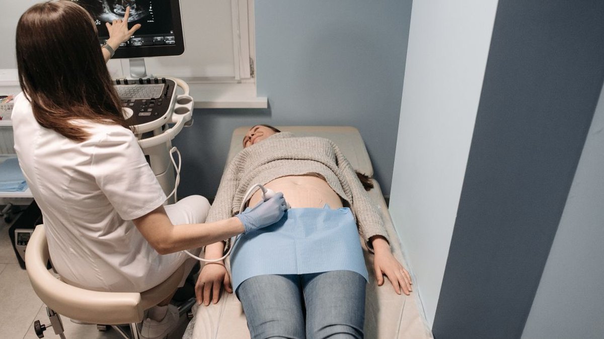 해부학·초음파 해부학 지식은 어느 정도 갖춰야 할까? — 신경차단술 임상 적용의 정확도는 해부학적 landmark를 얼마나 빠르게 식별하는가에 달려 있습니다. 교육 전 단계에서는 완벽한… · 사진: Healthcare professional performing an ultrasound scan on a patient i…