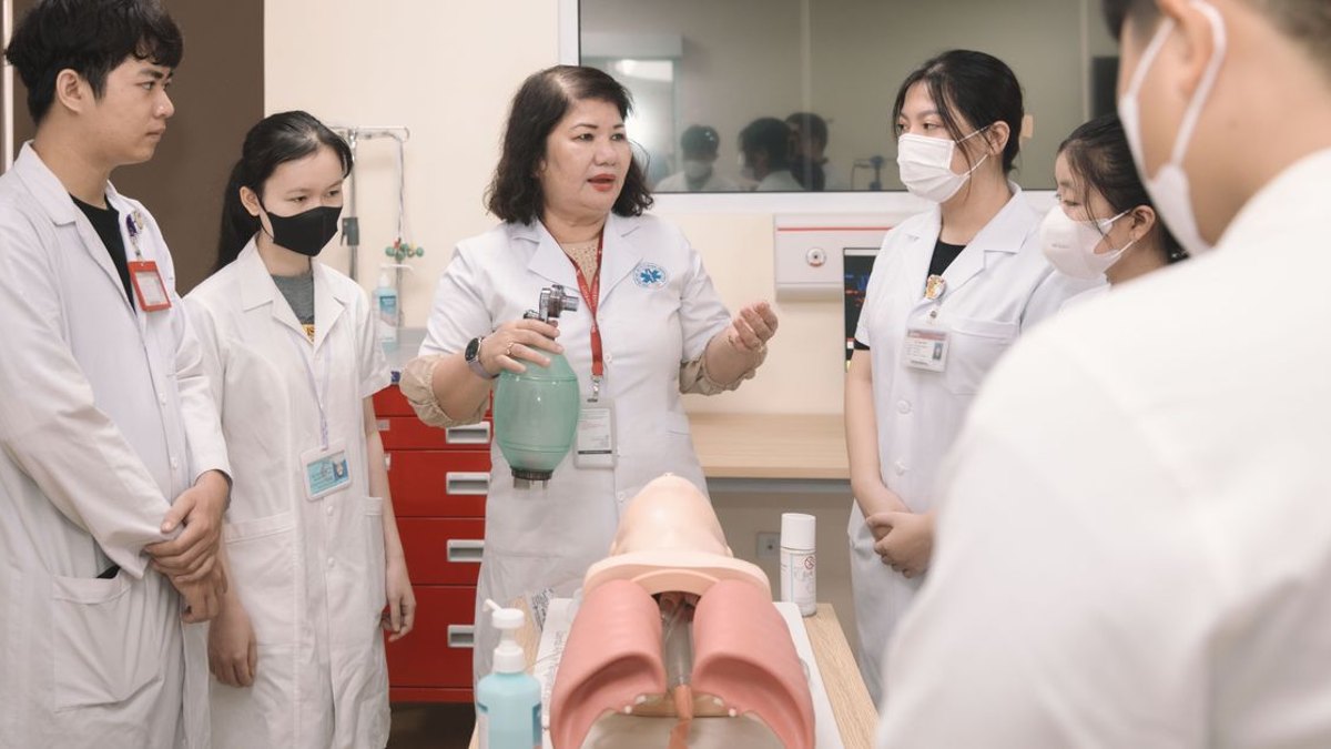 지금 내 진료 경험이 교육받을 준비가 됐다는 신호일까? — 사례 · 준비 없이 등록했다가 겪은 시행착오 40대 초반의 한 개원의(가상 사례)는 통증클리닉 전환을 결심하고 신경차단술 초음파… · 사진: Group of medical students practicing skills with a training mannequ…