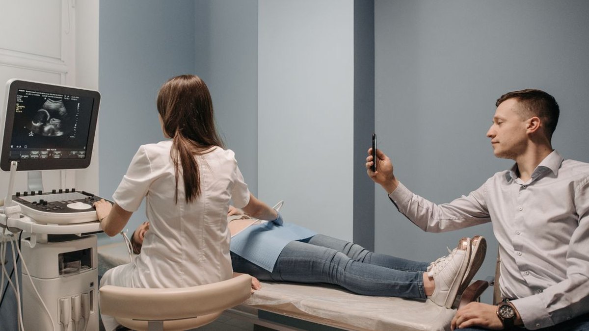 해부학과 초음파 해부학 교육은 어떤 역할을 하는가? — 미국통증의학회와 유럽통증의학회가 공동으로 제시한 초음파 유도 술기 교육 프레임워크는 적응증·영상 획득·해석·임상 판단이라는 네… · 사진: A doctor performs an ultrasound on a pregnant woman, while a man takes…